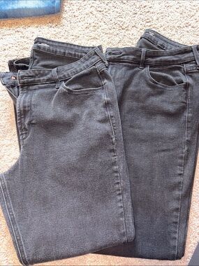 2 pairs Women's Black Old Navy Jeans - skinny and straight